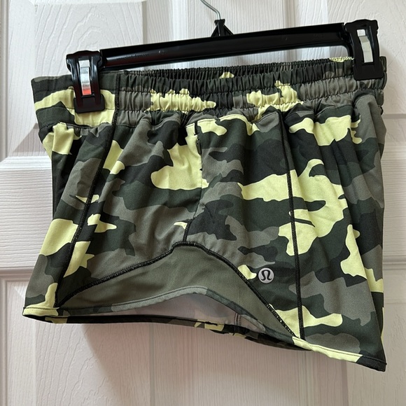 Lululemon Hotty Hot Low-Rise Short 2.5" - Picture 9 of 14